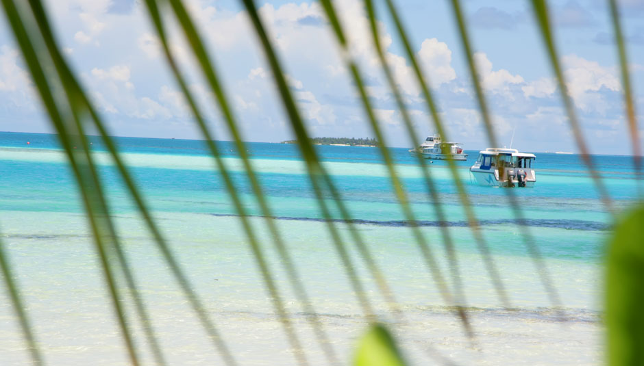 вид на океан с пляжа острова на Мальдивах