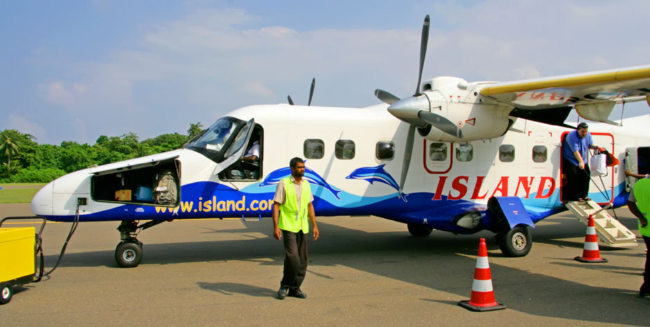 самолет в аэропорту Мальдив